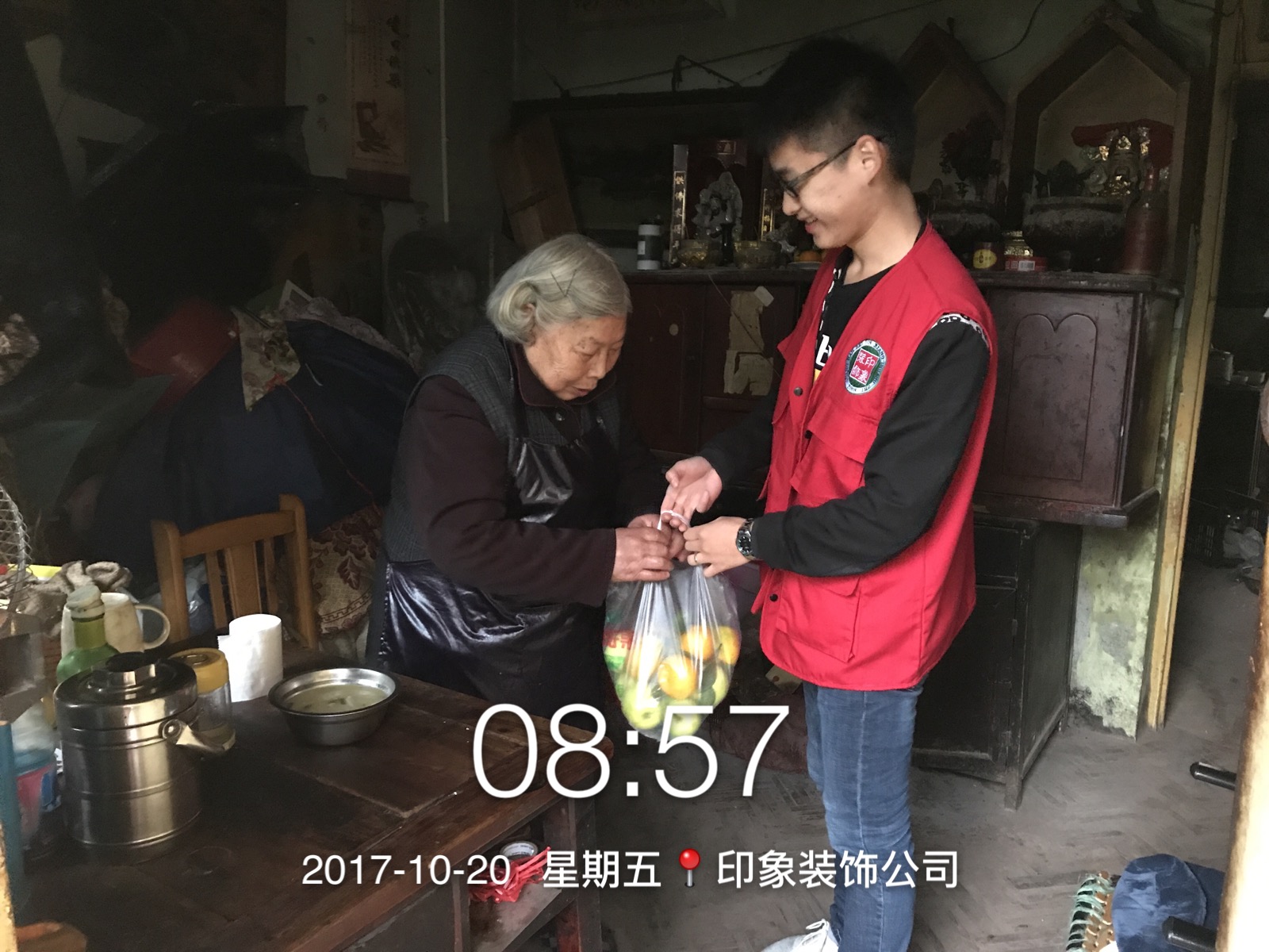 涼涼秋意中，印象團(tuán)隊(duì)的義工帶上溫暖來(lái)了